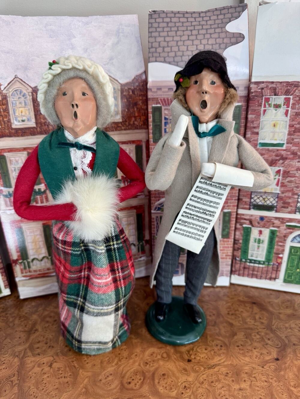 PAIR Vintage Byers Choice Carolers ‘86 Woman ‘88 Man Signed Retired Christmas P3